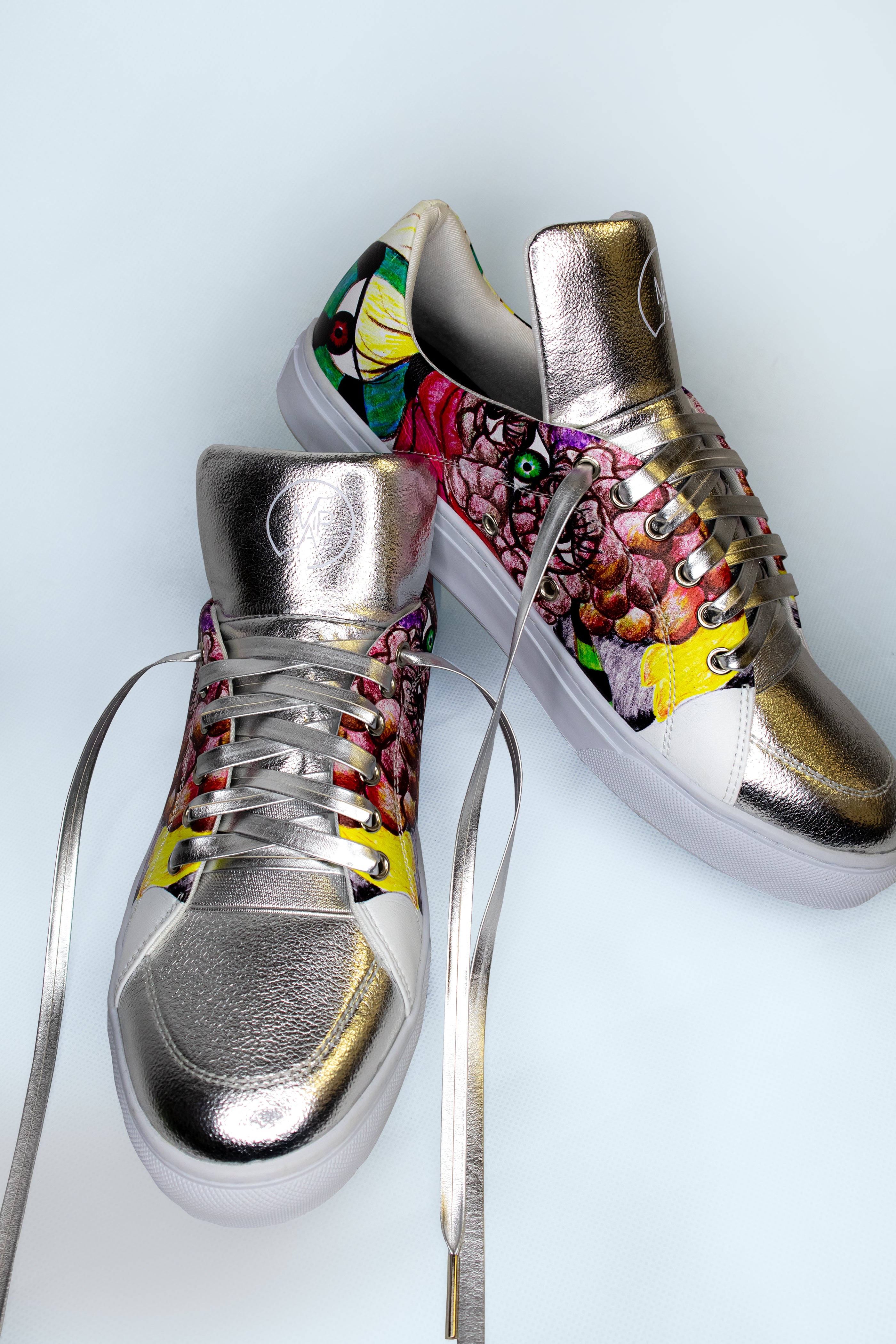 Metallic silver Arty-Sneakers.