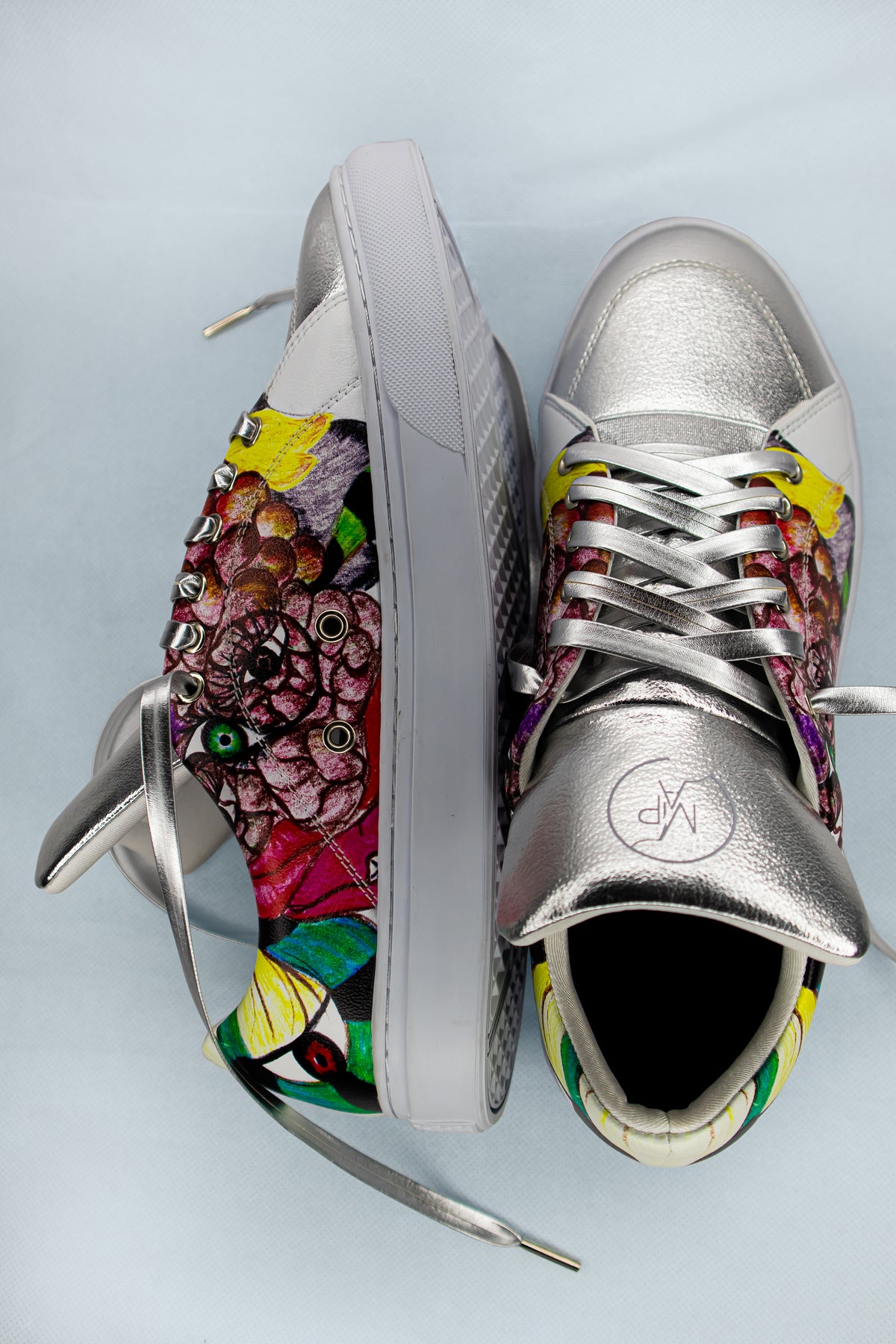 Metallic silver Arty-Sneakers.